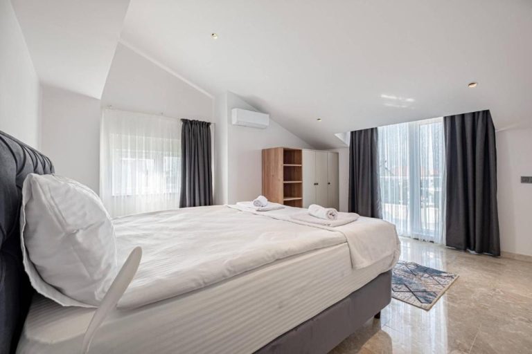 Habitación doble amplia y luminosa con cama king size y aire acondicionado en Belek Deluxe Suit