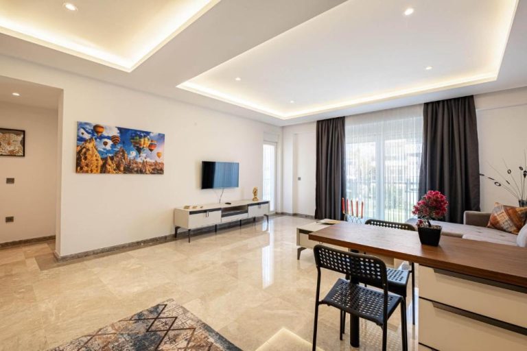 Amplio salón comedor moderno con iluminación LED y vistas al jardín en Belek Deluxe Suit