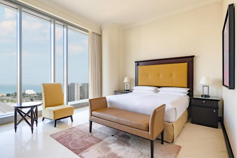 Habitación de lujo con cama king y vistas al mar en Marriott Marquis City Center Doha Hotel