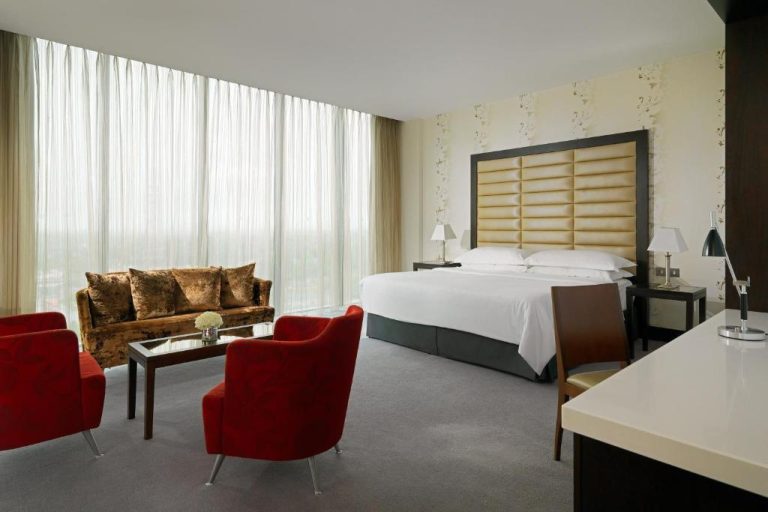 Suite de lujo con cama doble y zona de estar en el Sheraton Athlone Hotel, Irlanda