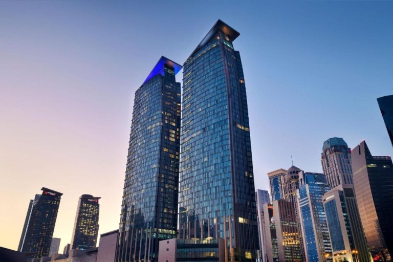 Torres de cristal del Le Meridien City Center Doha con vista panorámica del skyline al atardecer