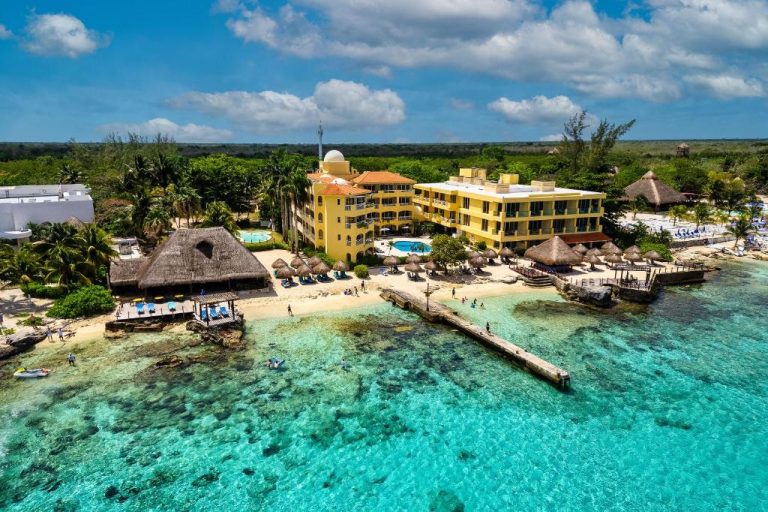 Vista aérea del Hotel Playa Azul Cozumel con playa privada, muelle y aguas turquesas del Caribe