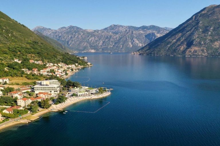 Vista aérea del Hyatt Regency Kotor Bay Resort con playa privada y montañas de fondo