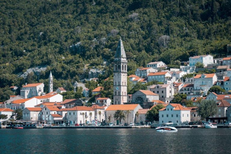 Vista panorámica de la bahía de Kotor con el pueblo histórico frente al mar del Hyatt Regency Kotor Bay Resort