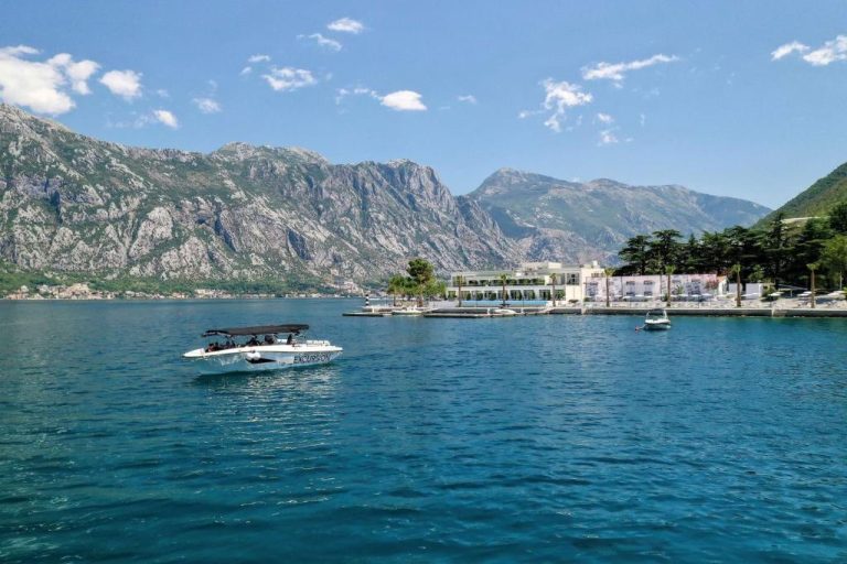 Vista panorámica de la bahía de Kotor con el Hyatt Regency Kotor Bay Resort y montañas al fondo