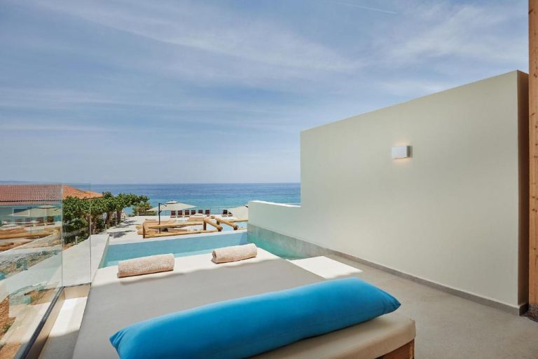 Terraza privada con piscina y tumbonas con vista al mar en Tsamis Zante Suites