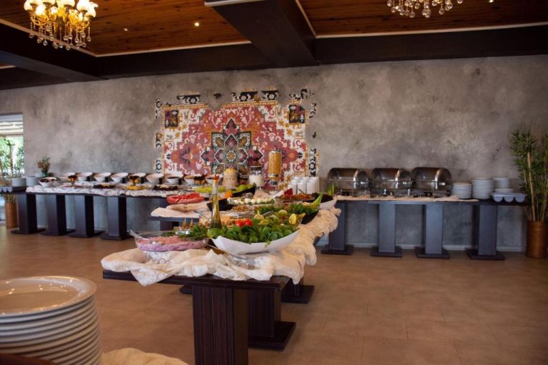 Amplio buffet con variedad de platos y chafing dishes en el restaurante del Green Palace Suite Hotel
