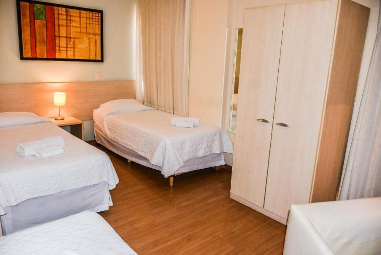 Habitación triple con dos camas individuales y armario en Mont Blanc Apart Hotel Nova Iguaçu