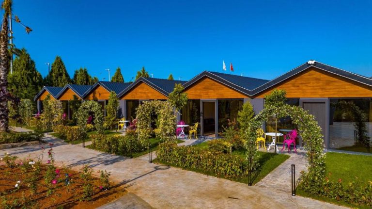 Bungalows con jardín y terraza privada del Green Palace Suite Hotel rodeados de vegetación