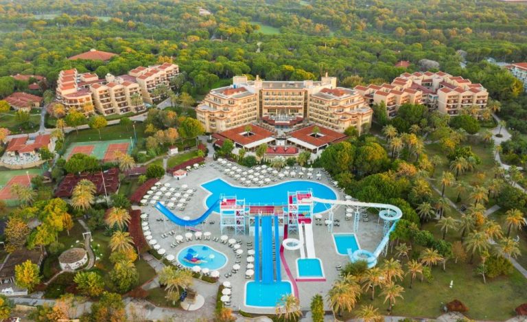 Vista aérea del Asteria Family Resort Belek con piscinas, toboganes acuáticos y jardines tropicales