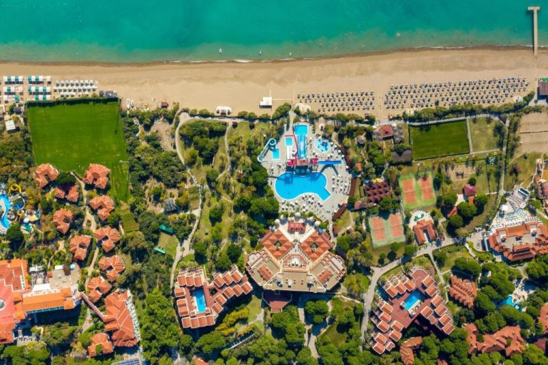 Vista aérea del Asteria Family Resort Belek con piscinas, toboganes y acceso directo a la playa
