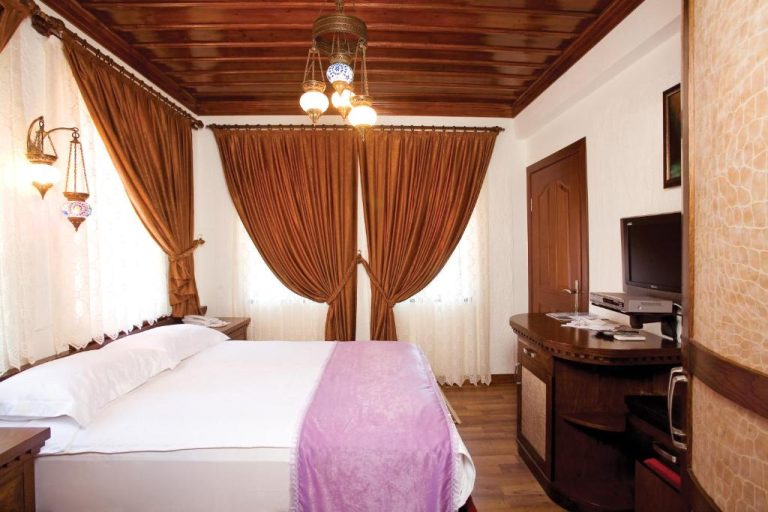 Habitación doble con decoración otomana y lámpara de araña en Cicerone Lodge Hotel