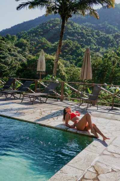 Mujer en piscina infinita con vistas a la montaña en Casa Grande Mountain Retreat Adults Only