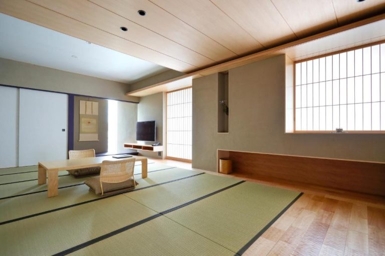 Habitación japonesa con tatami y mesa baja en el Ryokan Kaminarimon, estilo tradicional