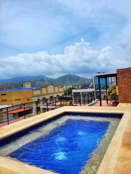 Piscina en azotea del Hotel Boutique Casa Carolina Santa Marta con vista panorámica a la Sierra Nevada
