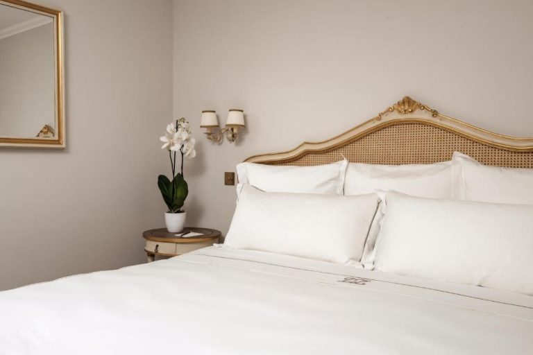 Habitación clásica con cama doble y cabecero dorado en el hotel Domus Zamittello