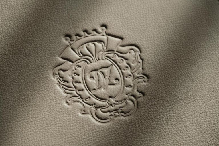 Emblema oficial del Domus Zamittello grabado en relieve sobre cuero con corona y monograma de lujo