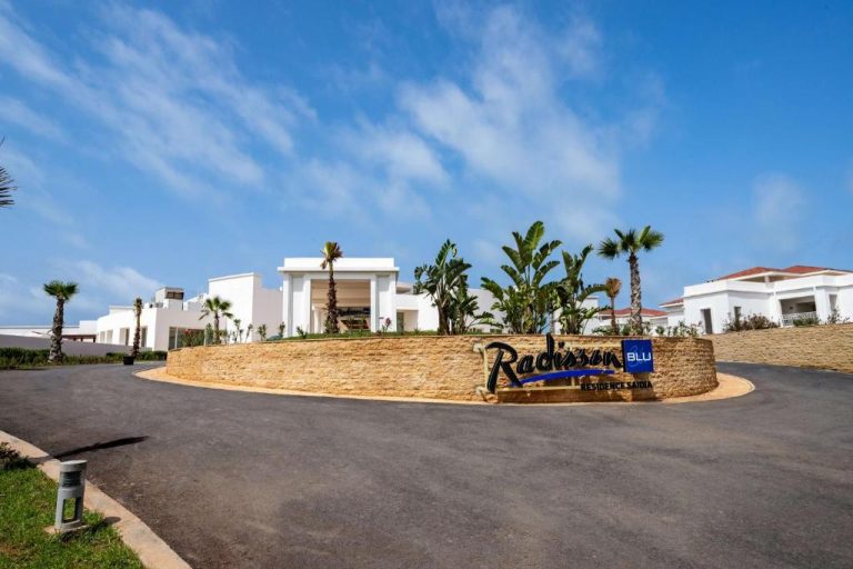 Entrada principal del Radisson Blu Residence Saidia con palmeras y rotonda ajardinada en Marruecos