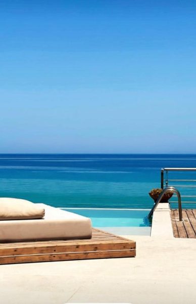 Piscina infinita con vistas al mar turquesa y tumbona en Tsamis Zante Suites, Zakynthos