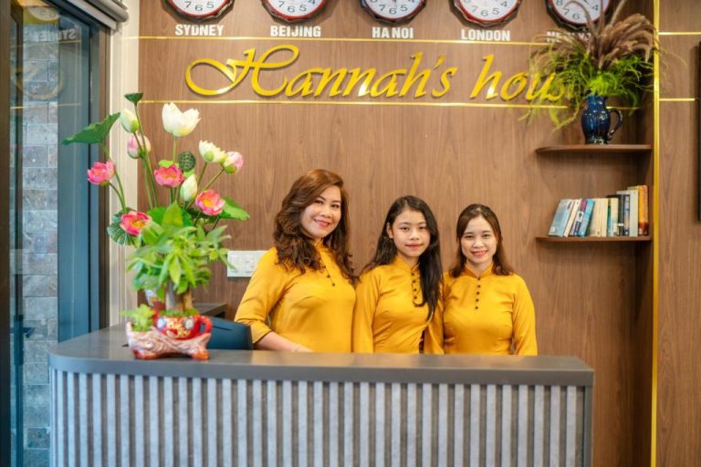 Personal de recepción con áo dài amarillo en el Hannah House Hoi An, Vietnam