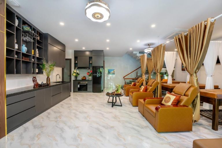 Amplio salón y cocina de lujo con sofás de cuero y suelo de mármol en Hannah House Hoi An