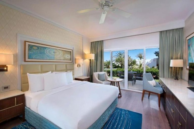 Habitación king size con terraza y vistas al jardín tropical en Hotel Studio