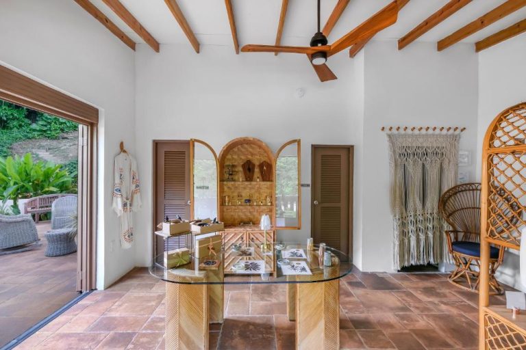 Tienda de artesanía y joyería con decoración bohemia en Casa Grande Mountain Retreat Adults Only