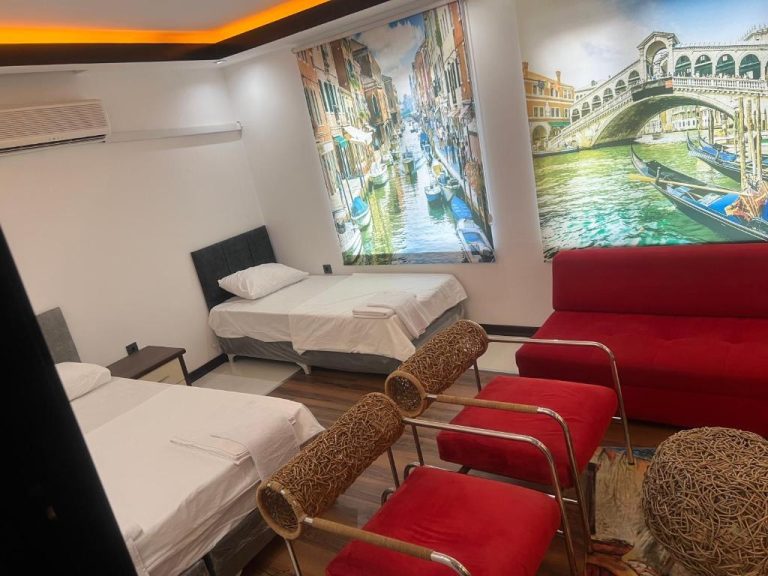 Habitación triple con decoración veneciana y sofá rojo en Tourist Pansiyon 2