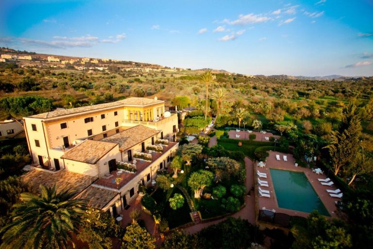 Vista aérea del Villa Athena Resort con piscina exterior y jardines rodeados de vegetación mediterránea