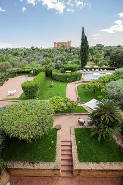 Jardines mediterráneos con piscina exterior y vistas al Templo de Concordia en Villa Athena Resort Agrigento