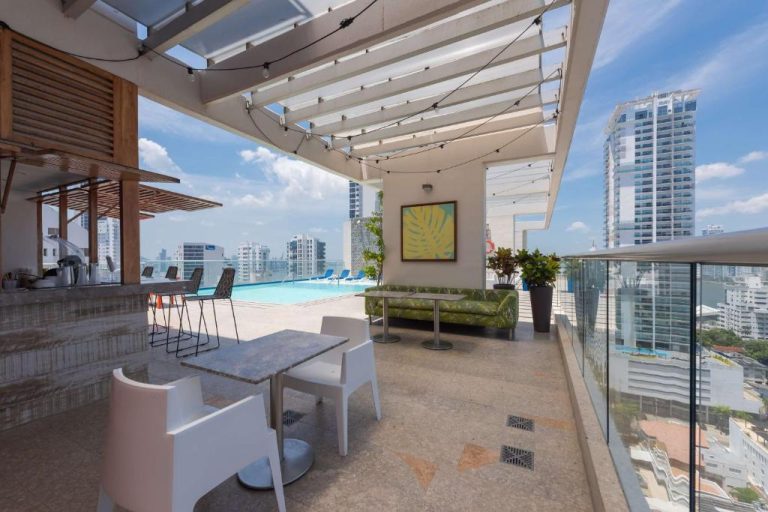 Terraza rooftop con piscina y zona lounge del Hampton by Hilton Cartagena con vistas a la ciudad