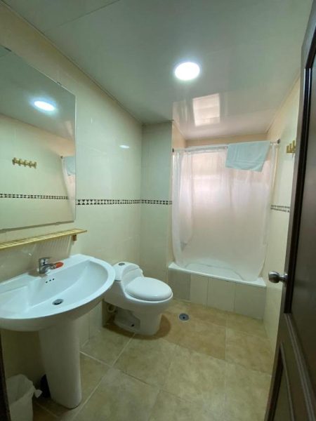 Baño completo con bañera, ducha y lavabo del Hotel Bavaro Green en República Dominicana