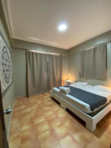 Habitación doble con cama matrimonial y toallas en Hotel Bavaro Green, decoración moderna