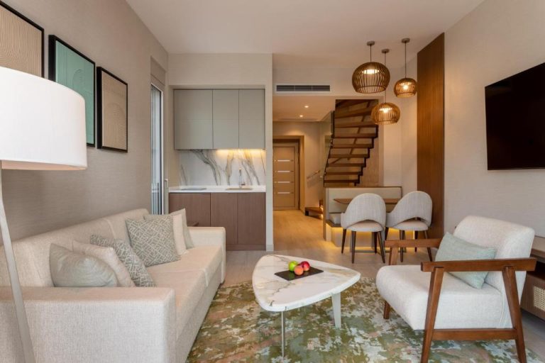 Salón elegante de suite dúplex con escalera de madera en Hyatt Regency Kotor Bay Resort