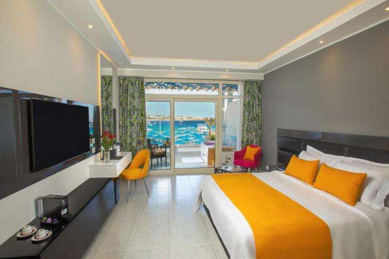 Habitación doble con cama king y vistas al mar en Naama Bay Suites & SPA con terraza y playa
