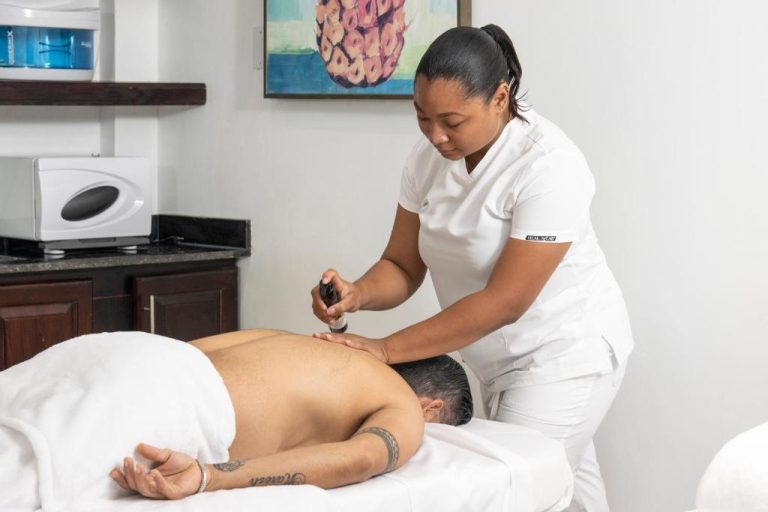Terapeuta aplicando aceite esencial en sesión de masaje en el spa del Sago Palm Hotel