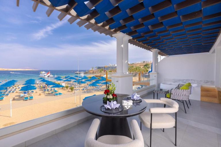 Terraza privada con jacuzzi y vista panorámica a la playa del Naama Bay Suites & SPA en Sharm El Sheikh