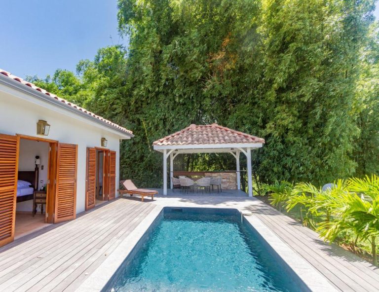 Piscina privada con terraza de madera y gazebo en Habitation Saint Charles Hôtel de Charme & Spa