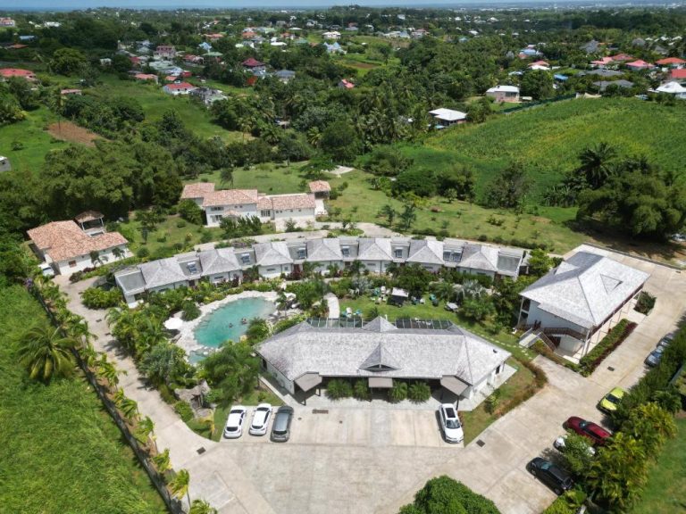 Vista aérea del Hotel Habitation Saint Charles con piscina exterior y jardines tropicales en Guadalupe