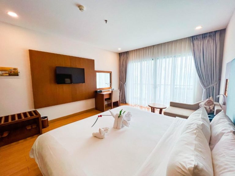 Habitación doble con cama king size y decoración de toallas en Galina Hotel & Spa