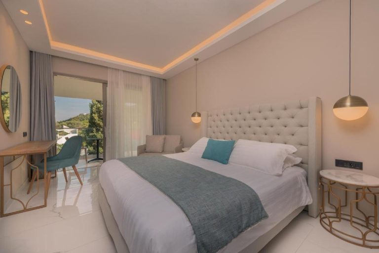 Habitación doble de lujo con cama king size y terraza con vistas en Katerina Palace Hotel