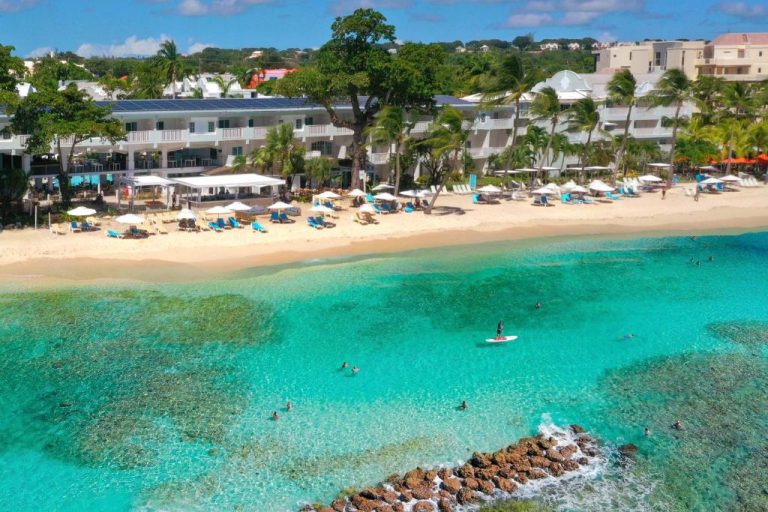 Vista aérea de la playa con aguas turquesas y tumbonas del Sugar Bay Barbados All Inclusive