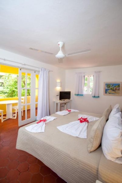 Habitación doble con cama matrimonial y terraza en Los Corales Beach Village Punta Cana
