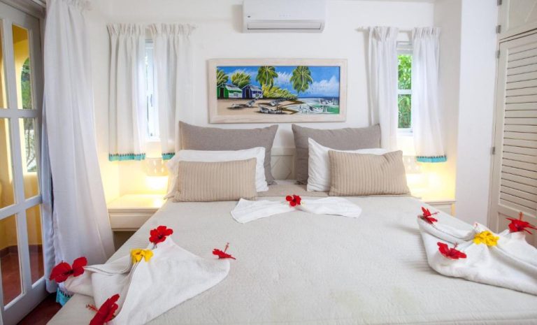 Habitación doble decorada con flores tropicales en Los Corales Beach Village Punta Cana