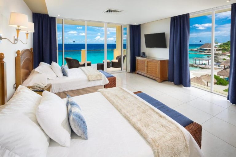 Habitación doble con vistas al mar turquesa y playa en el hotel Playa Azul Cozumel