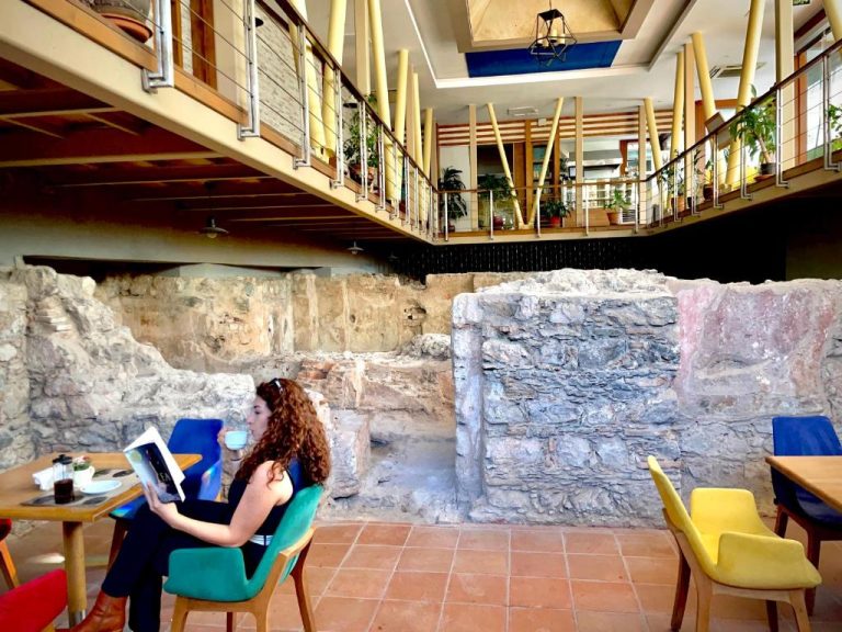 Cafetería del Giritligil Hotel con ruinas arqueológicas históricas integradas en el interior del establecimiento