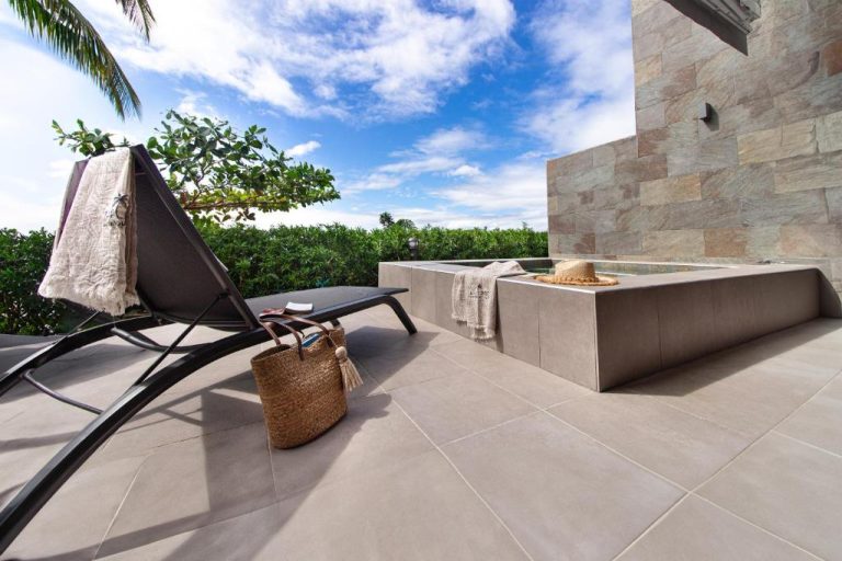 Terraza privada con jacuzzi y tumbona en La Plage Martinique, rodeada de vegetación tropical