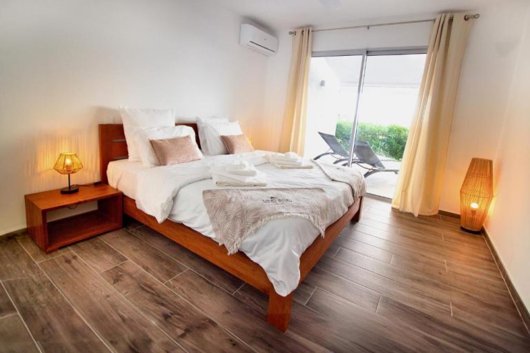 Habitación doble con cama king size y terraza exterior en La Plage Martinique