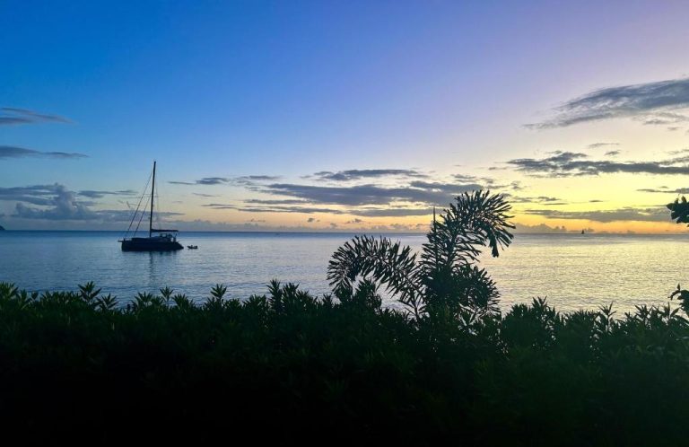 Vista al atardecer con catamarán anclado frente al mar en La Plage Martinique
