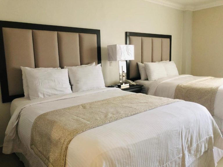 Habitación doble con dos camas queen y cabeceros tapizados en el Hotel Quinta Real